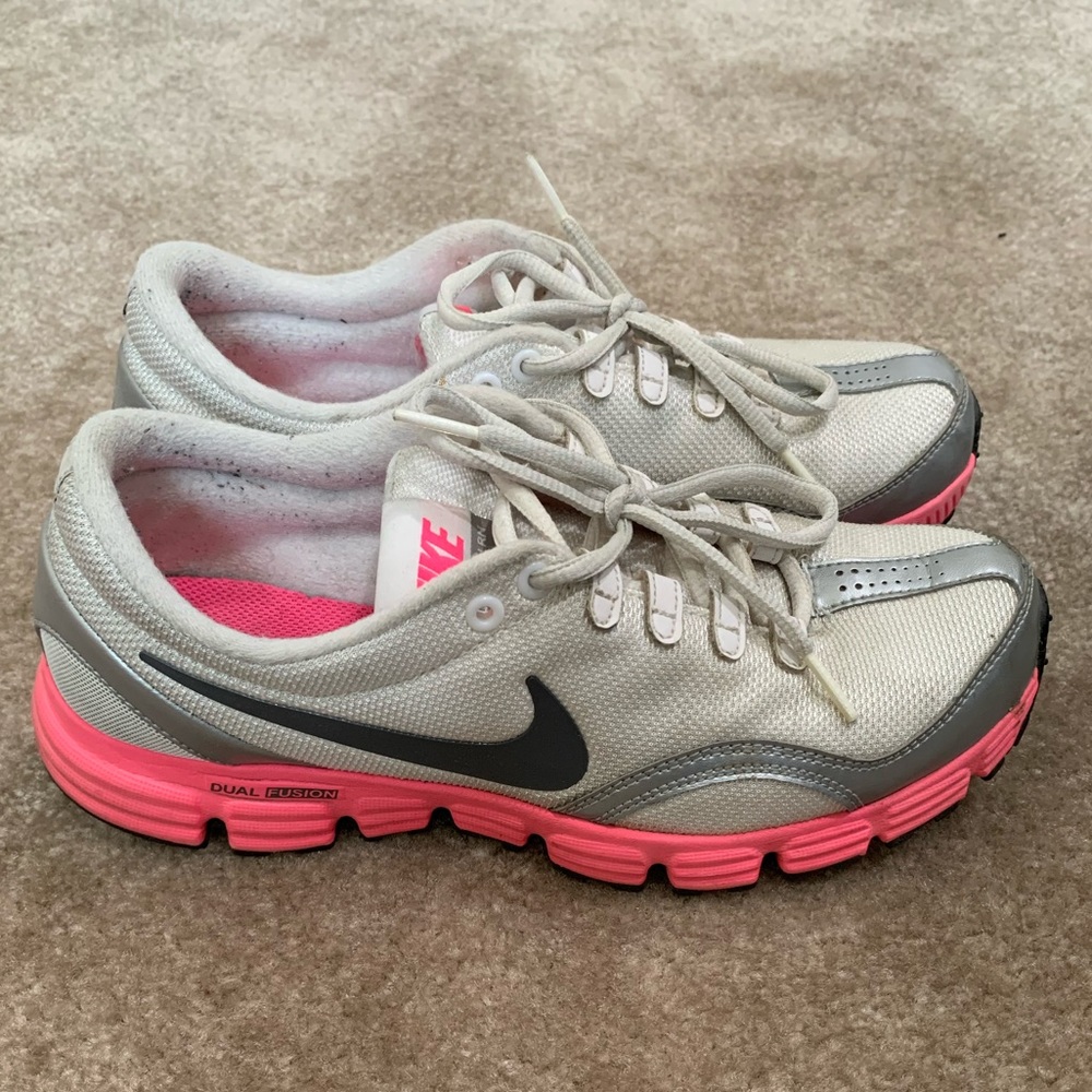 Women’s Nike pink/white Dual Infusion size 9